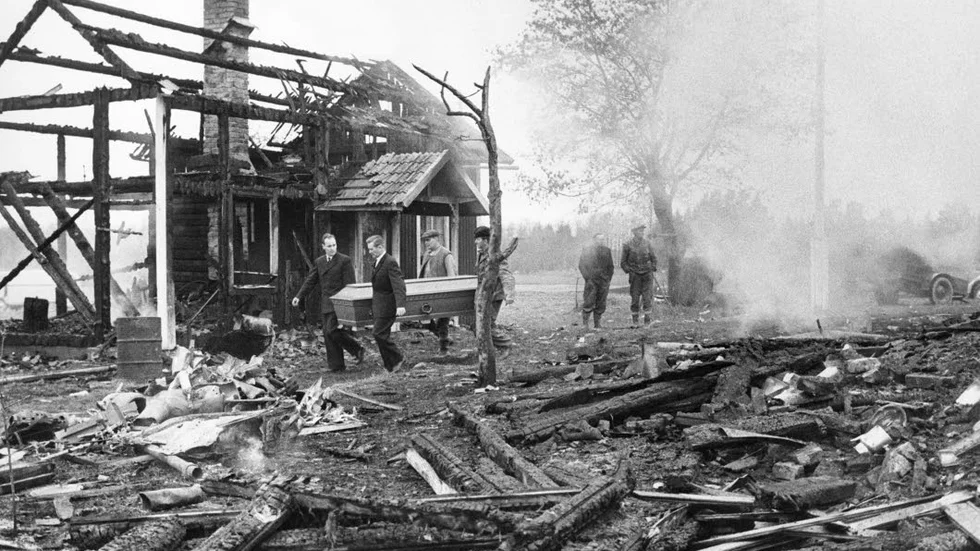 katastrofen. En kista bärs bort efter flygolyckan 1960 då sju personer på marken dödades omedelbart och en avled senare när ett attackflygplan av typ 32 Lansen störtade rakt i mangårdsbyggnaden på Vikbo gård, Västmanland.