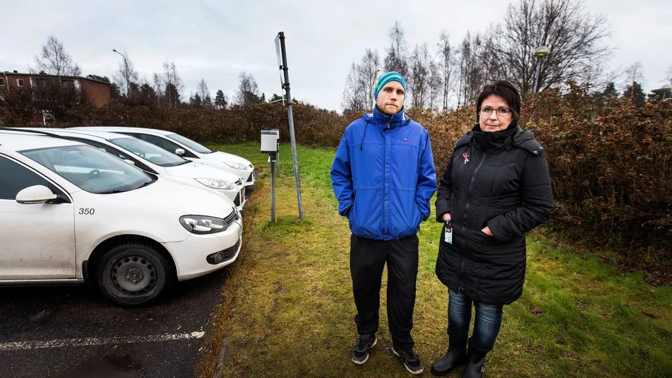 Undersköterskor. Henrik Alqvist och Carina Wennberg är undersköterskor i hemtjänsten. De vittnar om stress och oro sedan det nya tidsberäkningsystemet införts.             Nu funderar de på att byta jobb.
