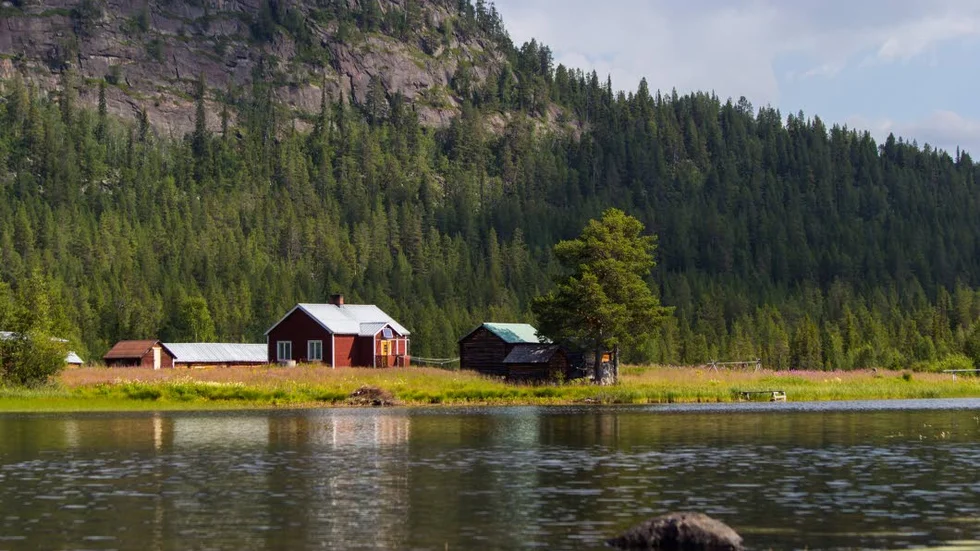 BYN LILLSELET. Här, precis på gränsen till fjällvärlden, är Tommy Larsson bofast, utan fast el och telefoni. När Vidselbasen utökar antalet vapentester 2015 drivs han bort från sitt hem ett flertal gånger. Han är orolig att han ska bli inlöst och tvingas lämna sitt hem för gott i framtiden.