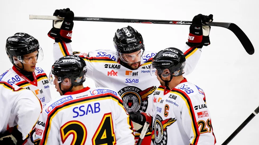 Landslagsmän. Kristian Näkyvä, Cam och Chris Abbott och Stephen Dixon har alla varit iväg på landslagsspel under den senaste veckan.