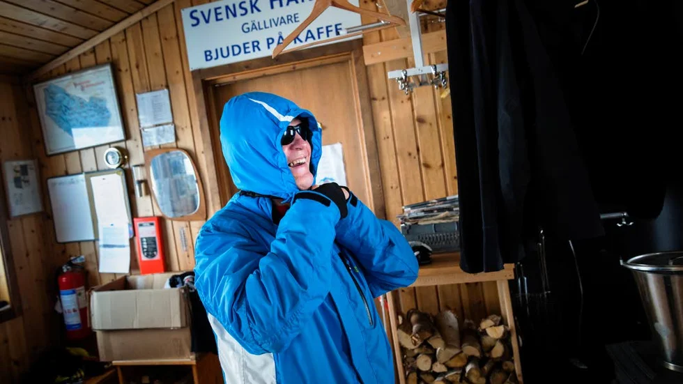Inge Isaksson klär på sig ordentligt innan han ger sig ut i den kraftiga blåsten.