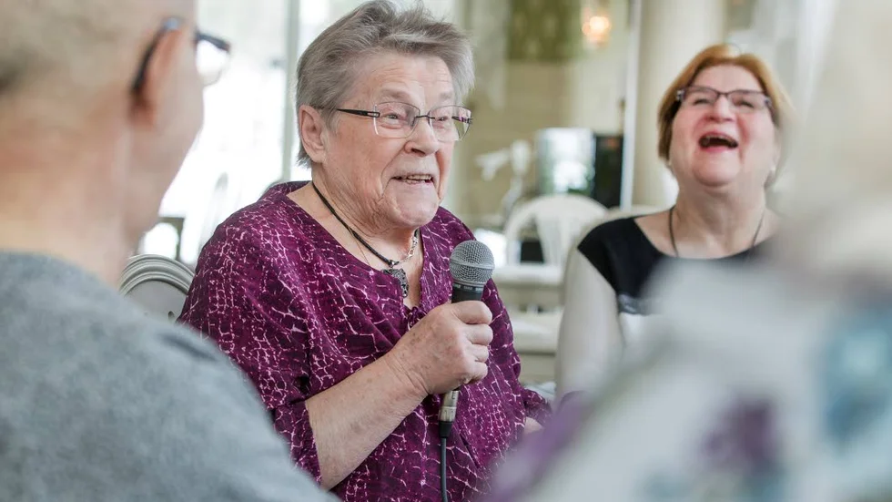 ROAD. Eine Johansson roar Eeva Thorneus med sin historia om mannen som delade med sig av kackerlackorna i hemmet till sina rika grannar.