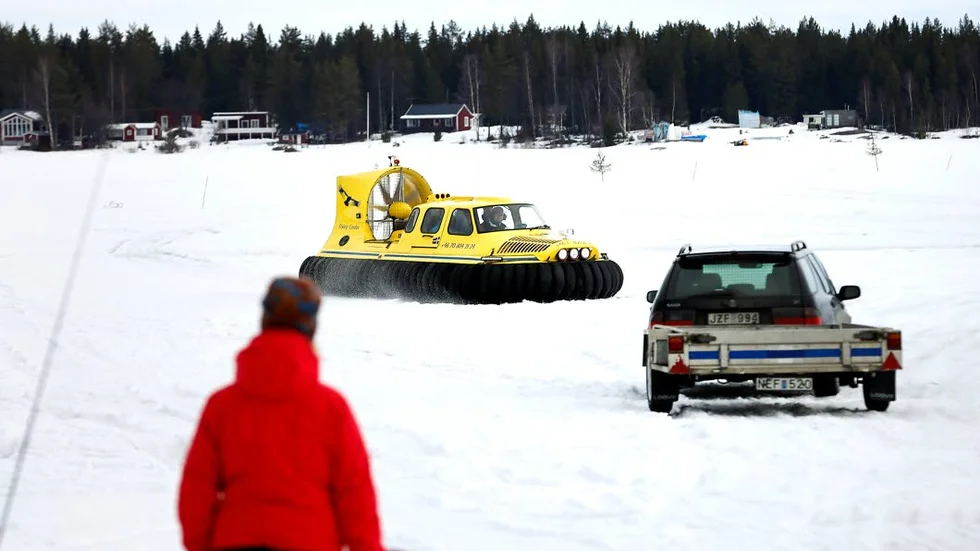 PÅ INGÅNG. Svävaren hade varit ute på sälsafari med ett gäng.
