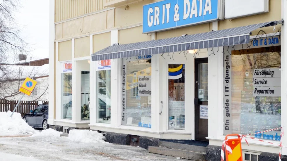 TILL INKÖPSPRIS. Roger Akelius aviserade tidigt att han ska köpa in surfplattor till de asylsökande. Gr it och data blev leverantören som väljer att själva inte ta någon vinst vid försäljningen. "Vi vill också bidra på något sätt, men vår insats är liten i jämförelse med föreningslivets och allmänhetens", säger Mika Oinas.