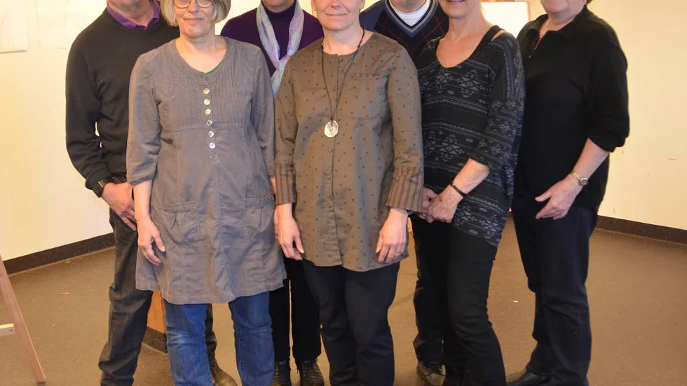 Hela konstgruppen. I mitten syns konstpedagogen Eva-lena Kurkkio som är omringad av Lisbeth Wizelius, Kjell Bergqvist, Britt-Inger Olsson, Jan Gustafsson, Ulla Ahlnander Osson och Anne-Marie Johansson.