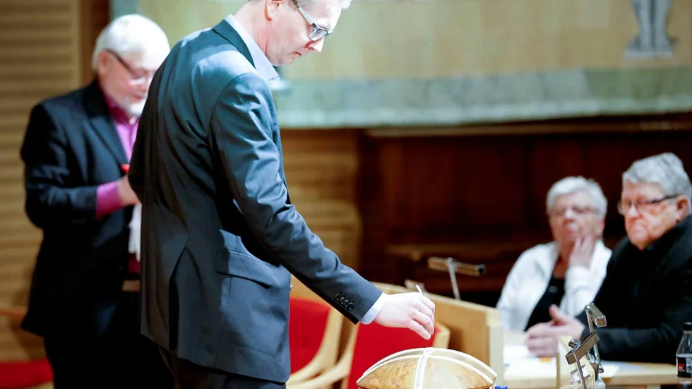 Historiskt. Mattias Karlsson lägger sin röst på Maria Stenberg (S).