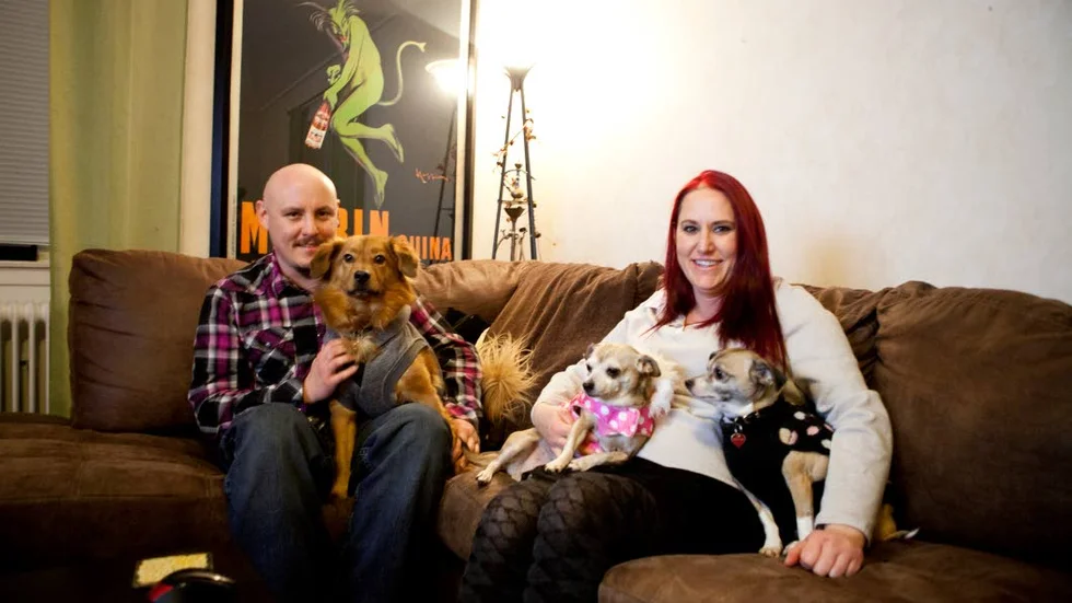 Hela familjen. Från vänster Jason, Kodin, Sensi, Judy och Leena. Alla hundar har ett par uppsättningar kläder.