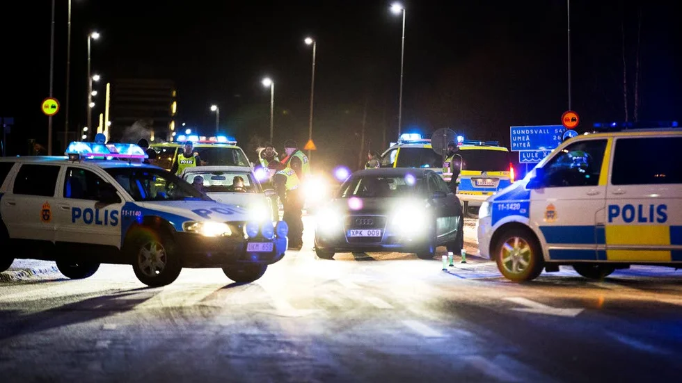 KONTROLL. En bil får långsamt köra mellan polisens uppställda fordon.