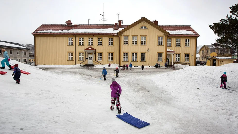 ”MINDRE SKOLENHET”. Skolan i Luleå går tuffa tider till mötes. Fler elever men färre lärare väntas. Då måste barn- och utbildningsförvaltningen se över skolstrukturen.            Speciellt är det de mindre skolorna som kan få svårt med bemanningen. En översyn ska nu göras.