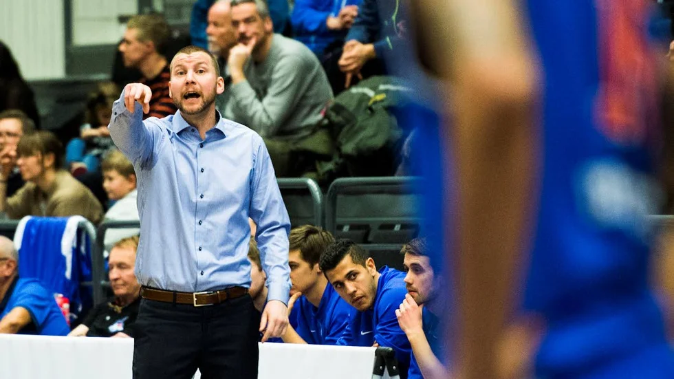 Aktiv. Coach Peter Öqvist lämnade inget åt slumpen.