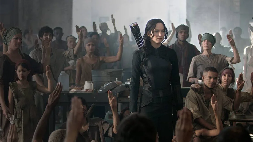 Panem står på gränsen till fullskaligt inbördeskrig och i Distrikt 13 vill president Coin och den växande motståndsrörelsen att den hårt prövade Katniss ska vara ansiktet utåt för revolten.