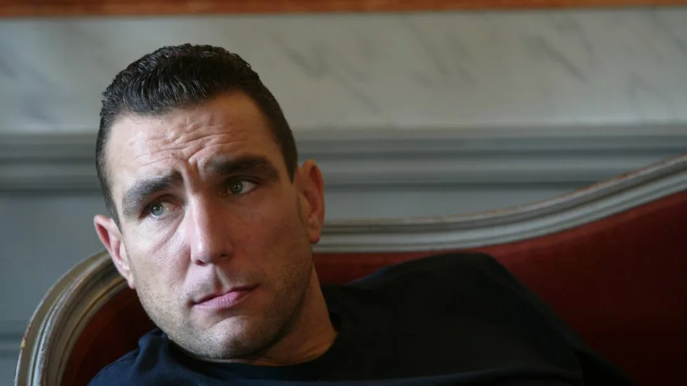 Buse. Vincent Peter ”Vinnie” Jones, född 5 januari 1965 i London, Hertfordshire, brittisk skådespelare och före detta elitfotbollsspelare.