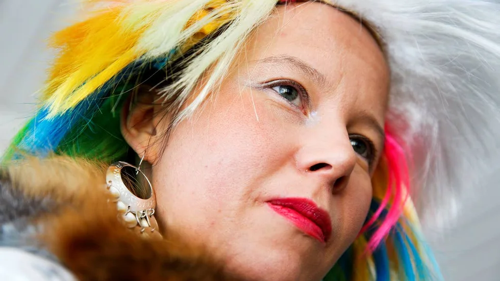 FÄRGSTARK. Jenny Laiti med en del av de accessoarer som hon ska använda till den nysydda kolten på årets vintermarknad.