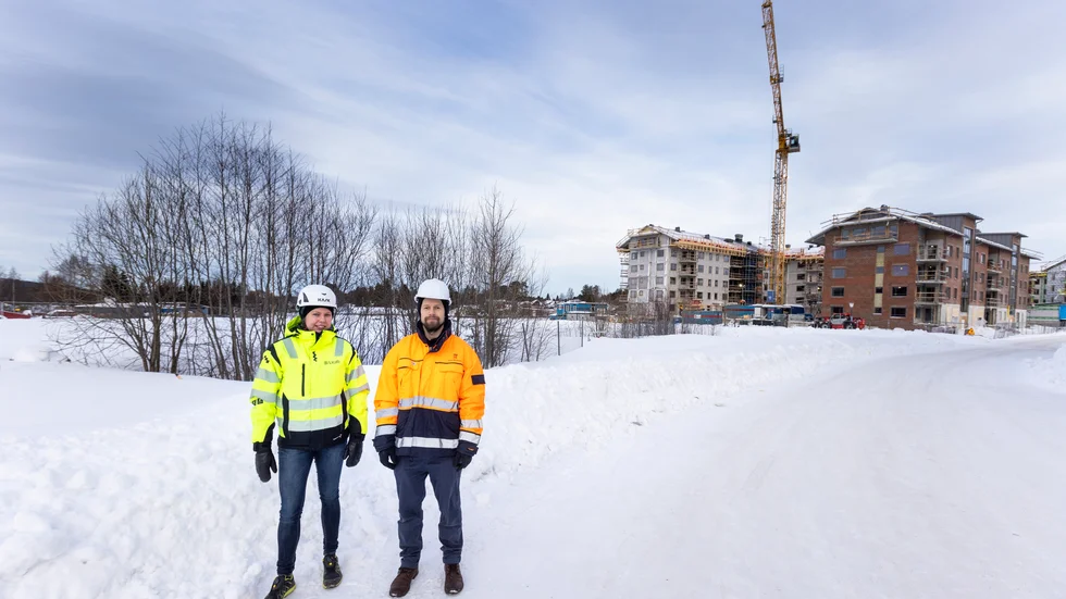 Här ligger bostadsområdet Kronandalens bortglömda kvarter. Bortanför kvarteret Skidan bygger BD Fastigheter kvarteret Bindningen. Luleå kommuns projektledare Johann Riihiaho och Erik Johansson hoppas på en byggstart under 2023, men först måste en marksanering genomföras.