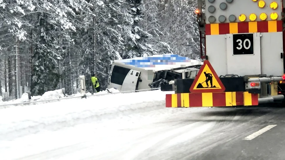 Lastbilen välte ner i diket på E4 norr om Byske. Föraren var en man i 60-årsåldern. Han fördes till sjukhus, men hans liv gick inte att rädda.