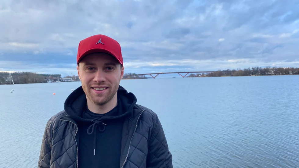 På plats vid bron. Oscar Stadin har landat i det Motala som blir hans hem åtminstone närmaste månaden. Sandvikenkillen spelar resten av säsongen med IFK Motala.