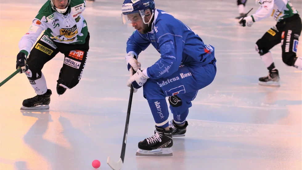 IFK Motalas murbräcka Jonas Enander försökte mycket och gärna framåt, men Frillesås stod emot ofta. Det var en jämn match i regnet och till slut fick IFK Motala sista ordet och det blev seger efter Albin Rohléns mål på övertid. IFK kan nu blicka uppåt i tabellen under uppehållet.