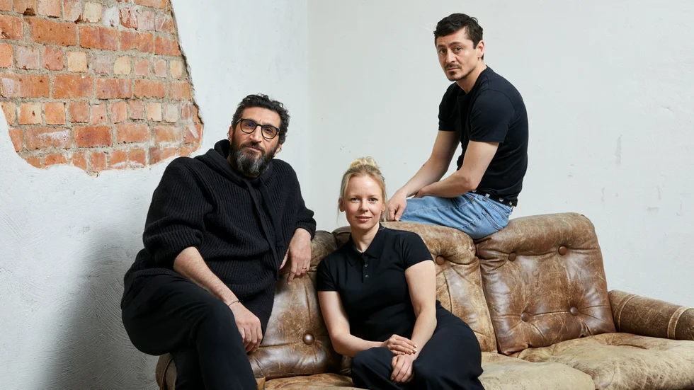 Fares Fares tillsammans med skådespelarna Alma Pöysti och Alexej Manvelov. Pressbild.