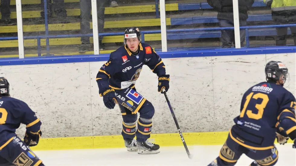Igår kom Adam Harrysson-Karlsson, med båten och idag debuterade han för Visby Roma