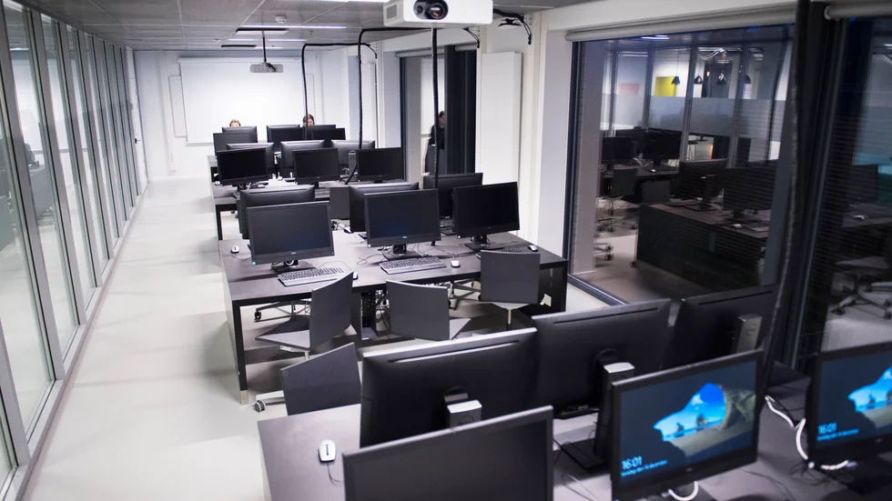 "Det senaste på den digitala fronten är AI-chattar, där man enkelt skriver in vad man vill ha för text. Ni kan ju tänka er vad detta innebär i skolvärlden."