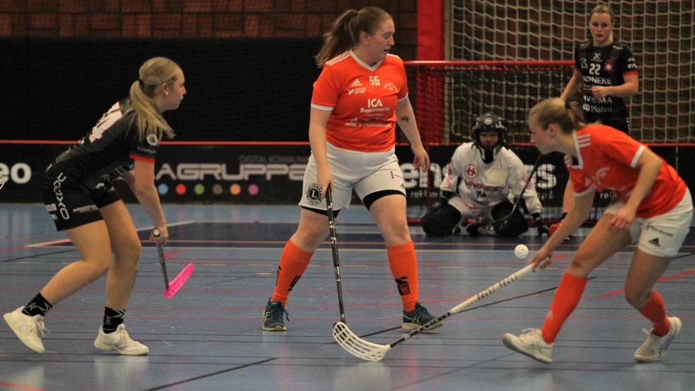 Borensbergs IBC hade Eleonore Jarméus i mål och en tajt defensiv, men Solfjäderstaden, serieledarna, vann till slut ändå med 4-3 i division 2-derbyt.