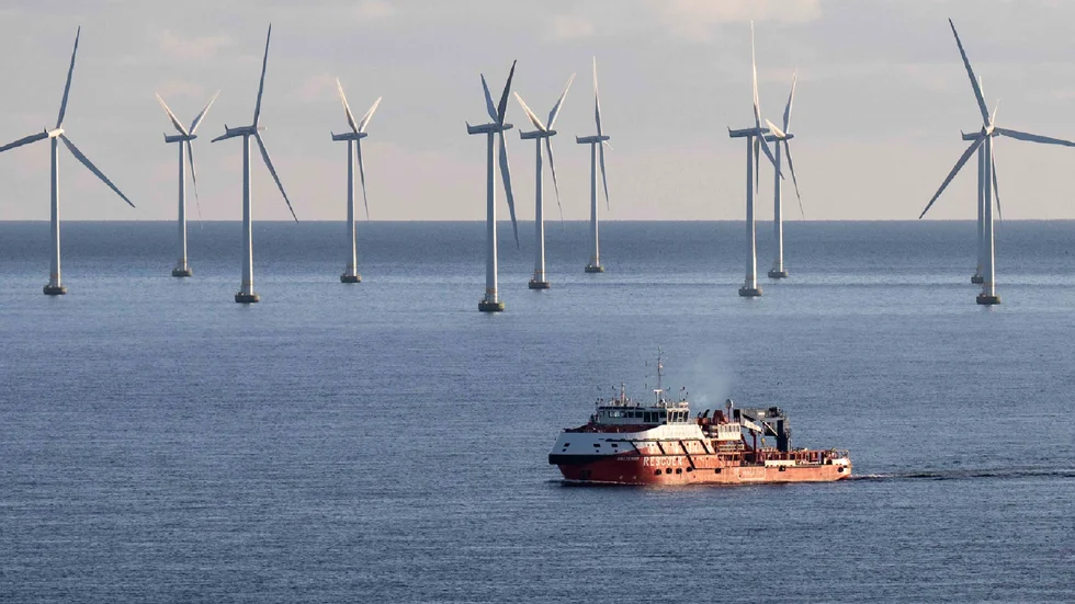 Skänk inte bort lägena för havsbaserad vindkraft på svenskt vatten, uppmanar skribenten. På bilden Lillgrunds vindkraftspark i Öresund, ägd av Vattenfall.
