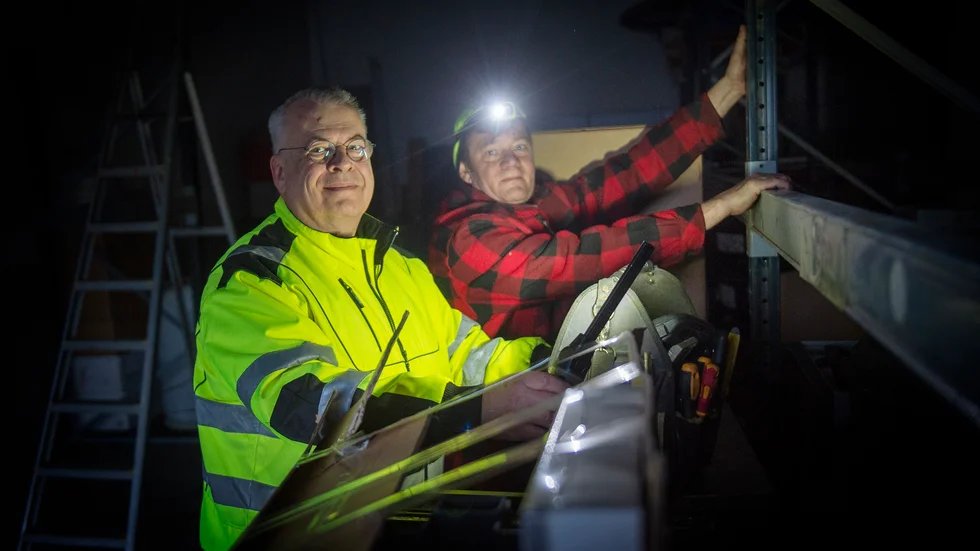 Hasse Abrahamsson och Ynge Leander jobbar i Söderbergs bils lager. Hela anläggningen är utan ström på tisdagsmorgonen, men verksamheten pågår ändå.