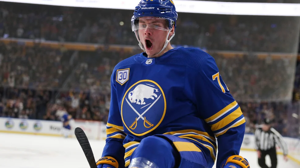 Buffalos Victor Olofsson firar efter att ha gjort mål mot New York Islanders natten mot fredag.