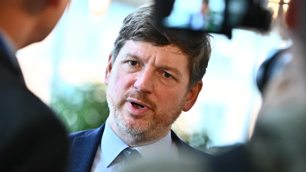 Centerpartiets talesperson Martin Ådahl säger att Sverige borde göra som Finland, och sätta ned momsen på el. Arkivbild.