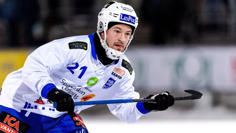 Villas Christoffer Edlund vräker in mål mot Sirius. Rekordet är nio stycken i en match på Studenternas 2014. Fast då spelade han i Sandviken.