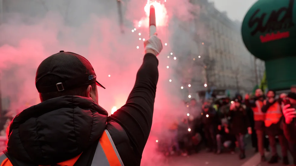 Protestledare med bengaler i Paris under torsdagen.