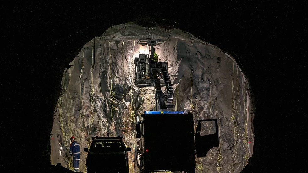 Gruvanställda förbereder nattens sprängning i bergväggen. 