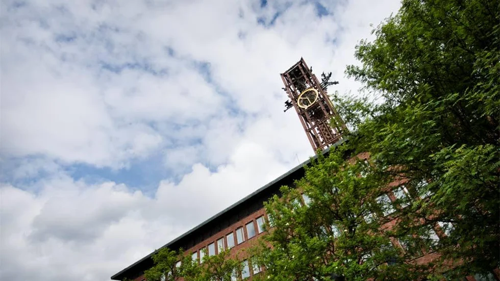 Kiruna kommun menar att de saker länsstyrelsen sagt måste bevaras från nuvarande stadshuset inte måste in i det nya. Men Britt Dahlin, domare på förvaltningsrätten, säger att det är en felaktig tolkning.
