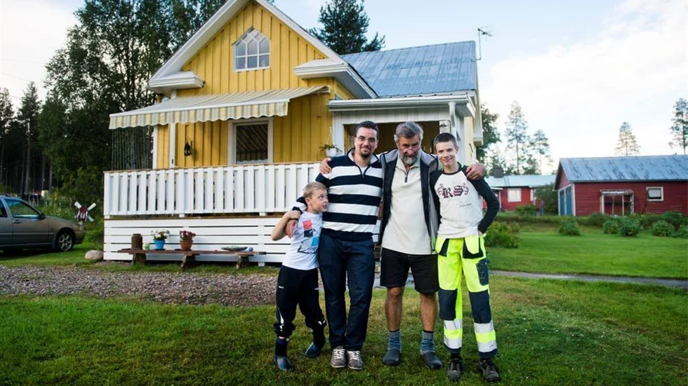 Barnbarnen Levi Sven och Isak Mäki tillsammans med farfar/ morfar Arno Sven och Daniel Sven i byn Kaunisvaara. 
Arno Sven är den enda som bor kvar i byn.
- Jag är då inte alls emot gruvan, skulle den inte ha kommit skulle byn ha dött, säger han.