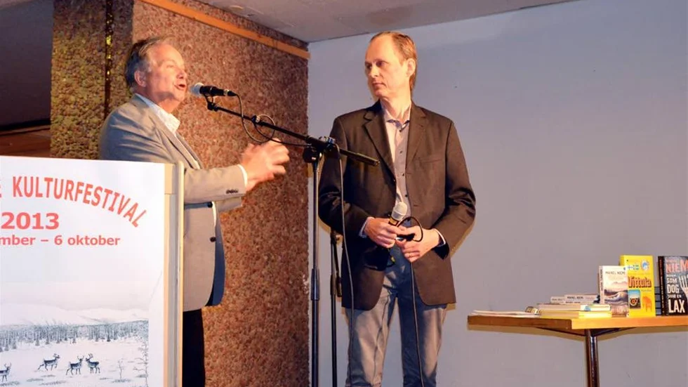 Författare Mikael Niemi höll ett humoristiskt och intressant föredrag om sitt författarskap. Moderator Svante Lindqvist.
