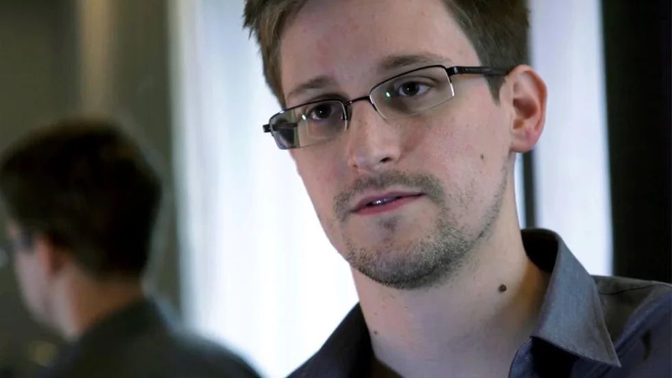 Edward Snowden är i dag en av världens mest jagade människor. Han försöker fly från en storebror som spionerar på oss dygnet runt.
