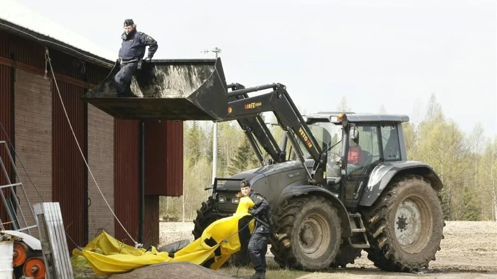 Polisen använde traktor för att plocka ned banderollen efter att ha avbrutit Greenpeace- aktion i Nedre Vajakkala.