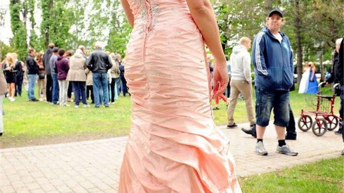 Jennifer Nilsson valde att lägga pengarna på klänningen i stället för på hår och smink.