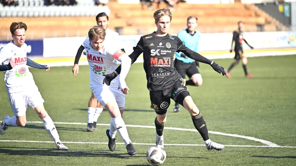 Nyförvärvet Elton Hedström visade vägen med 1–0-målet i seriepremiären mot Sandvik.