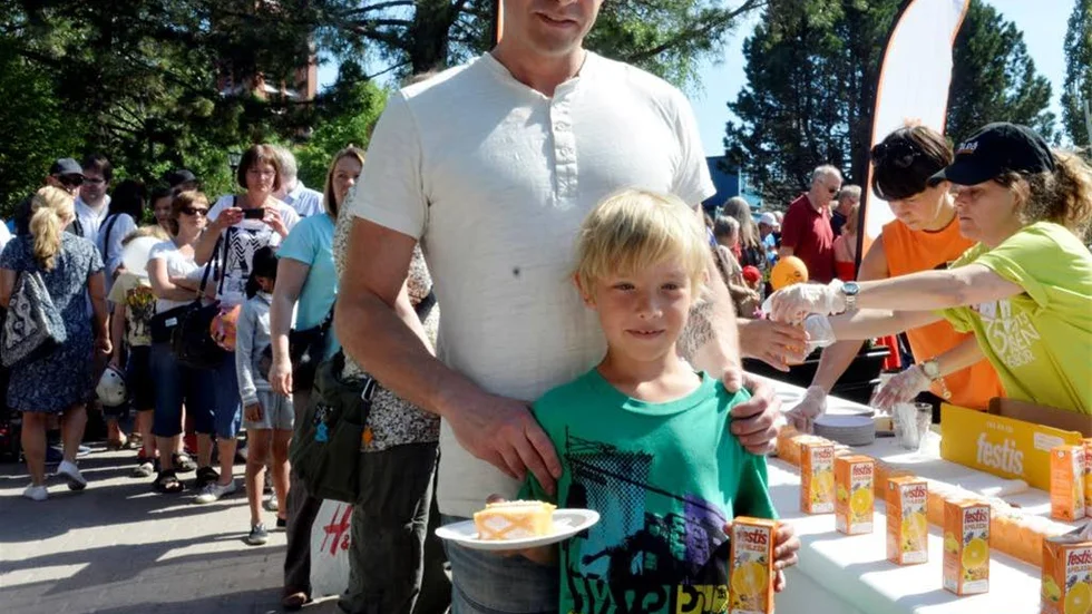 Jonas Berglund med sonen Noel Berglund, 7, såg till att få sig både tårta och festis. "Luleå är en ljuvlig sommarstad", sade Jonas.