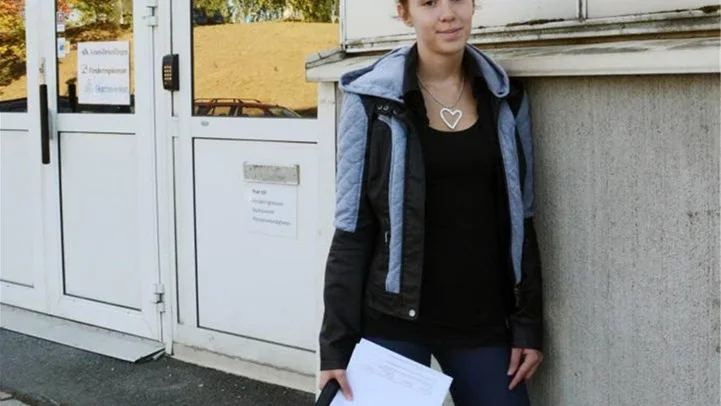 Kim Martinell hade sommarjobb på äldreboende i Luleå men söker arbete sedan två månader tillbaka. Hon är nöjd med den hjälp hon får men efterlyser ännu fler praktikplatser som är vikta åt ungdomar.
