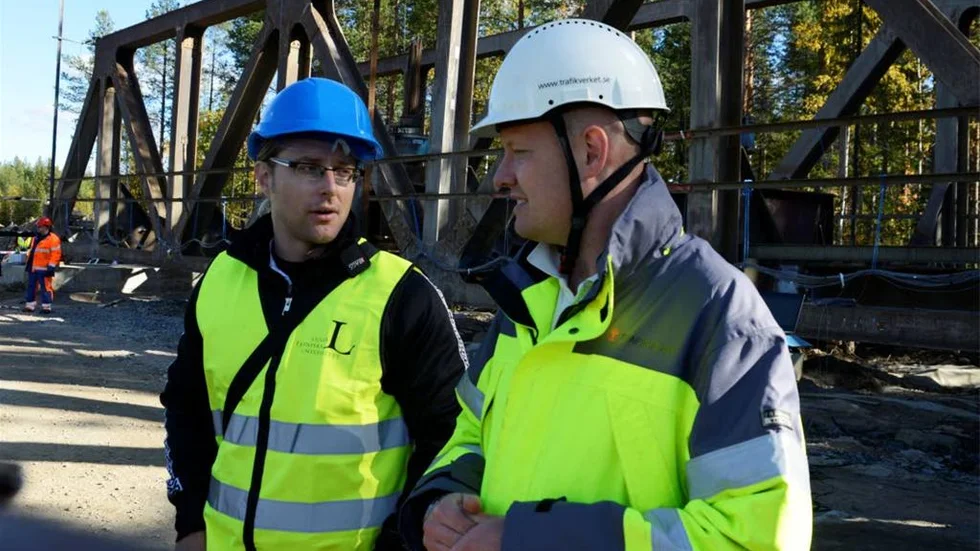 Thomas Blanksvärd, LTU, och Anders Carolin, Trafikverket, båda doktorer i konstruktionsteknik, var nöjda sedan bron pressats till den brast.