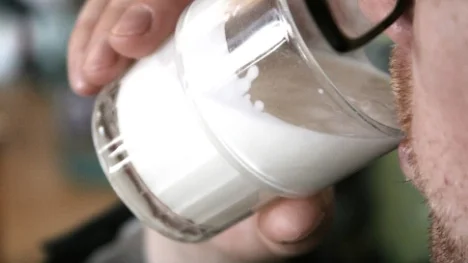 Sura uppstötningar? Testa ta ett glas fil.