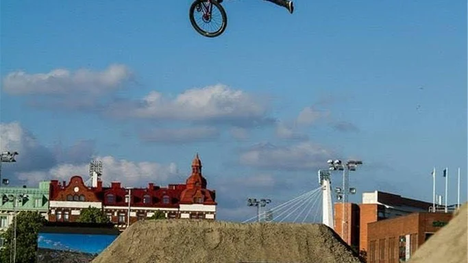 Dennis är en av de femtio bästa i världen på sin sport. Det märks.