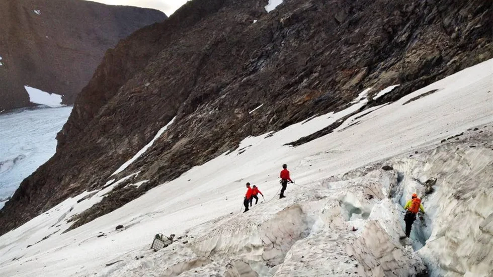 Sökandet efter vrakdelar sker även i djupa glaciärsprickor, något som ställer höga krav på säkerheten.