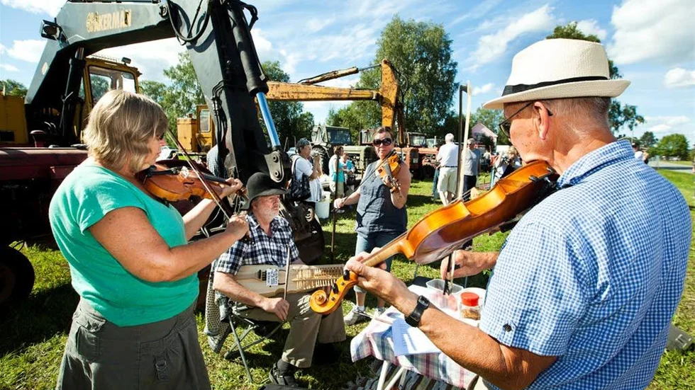 Traktorer och musik i Avan. Höslaget lockade mängder med människor i det fina vädret.