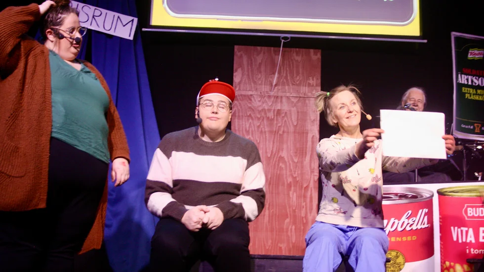 Lisa Stenlund, Thomas Jonsson och Lena Samuelsson, Scenadrage, i en sketch från fjolårets revy. Snart är det dags igen.