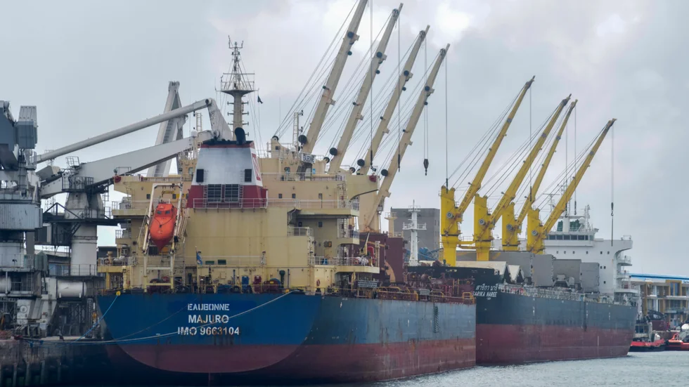 Ett fartyg med 53 000 ton vete – vars transport möjliggjorts av spannmålsavtalet – dockar i hamnen i kenyanska Mombasa i november.