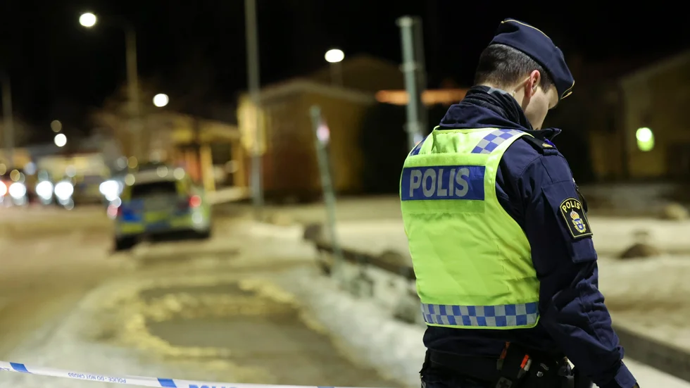 En man dog efter att ha skjutits i en bostad i Tullinge natten till fredagen.