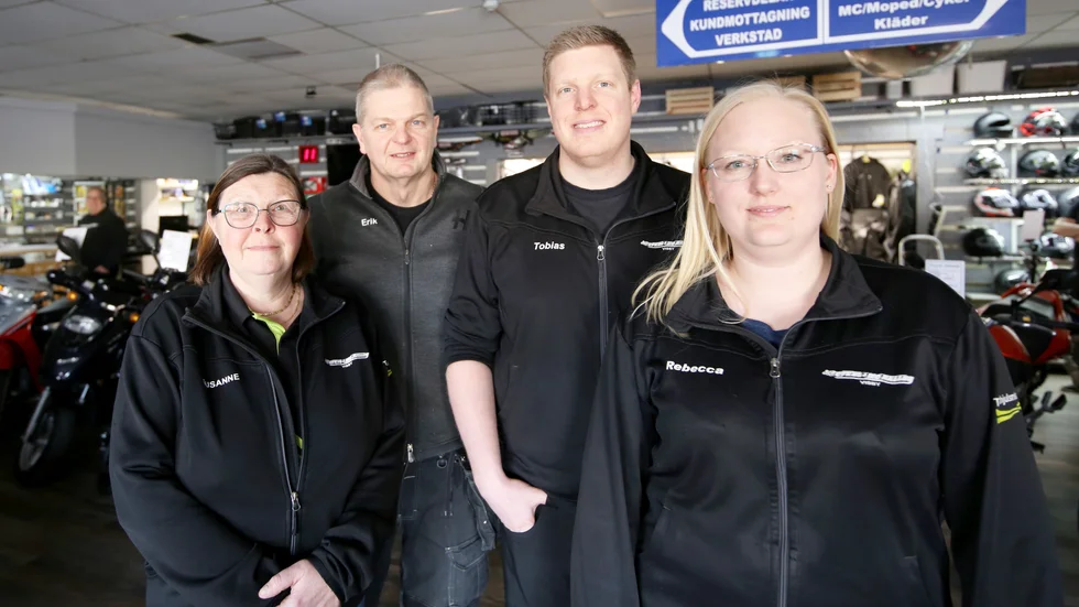Erik och Susanne Karlsson har nu lämnat över ägandeskapet i Cykel & MC-hallen till sonen Tobias Karlsson och sambon Rebecca Medbom som även hon arbetar i butiken.